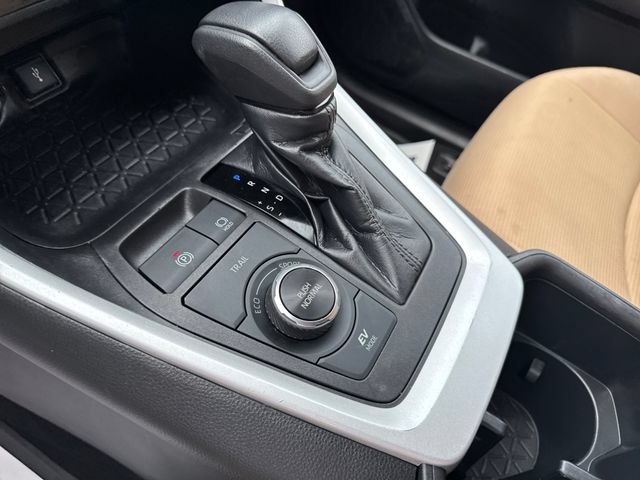 Used 2022 Toyota RAV4 LE AWD/4WD image 25