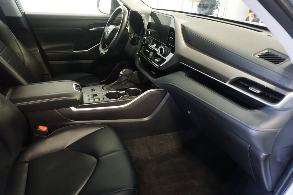 Used 2023 Toyota Highlander XLE AWD/4WD image 27