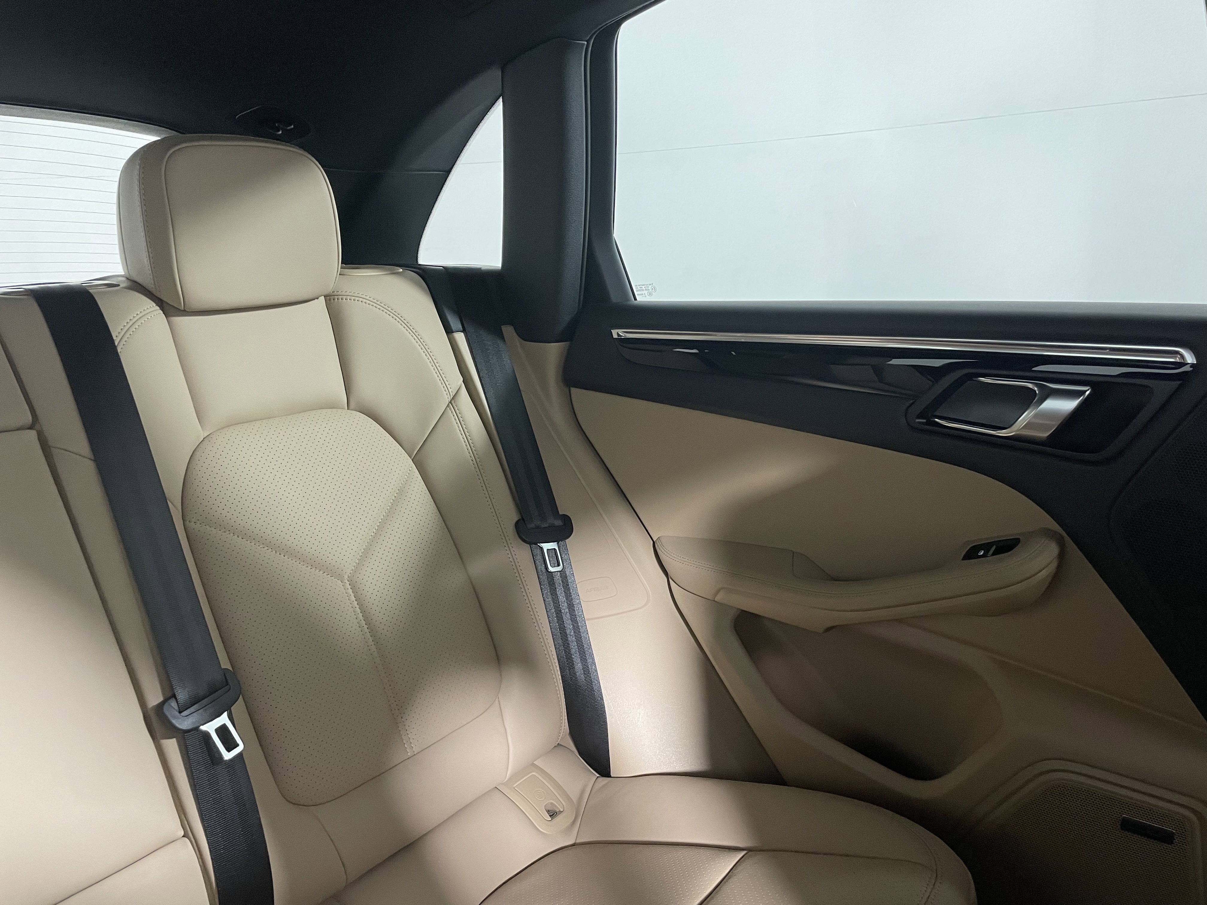 Certified 2026 Porsche Macan AWD/4WD image 17