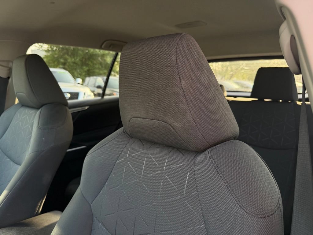 Used 2022 Toyota RAV4 XLE FWD image 13