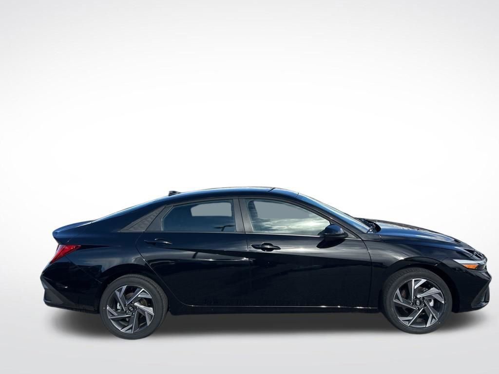 Used 2025 Hyundai Elantra SEL w/ Cargo Package image 4