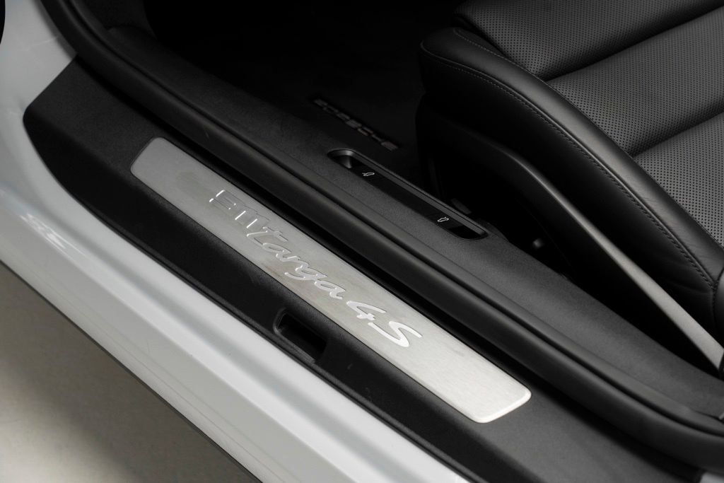 Used 2024 Porsche 911 Targa 4S w/ Premium Package image 18