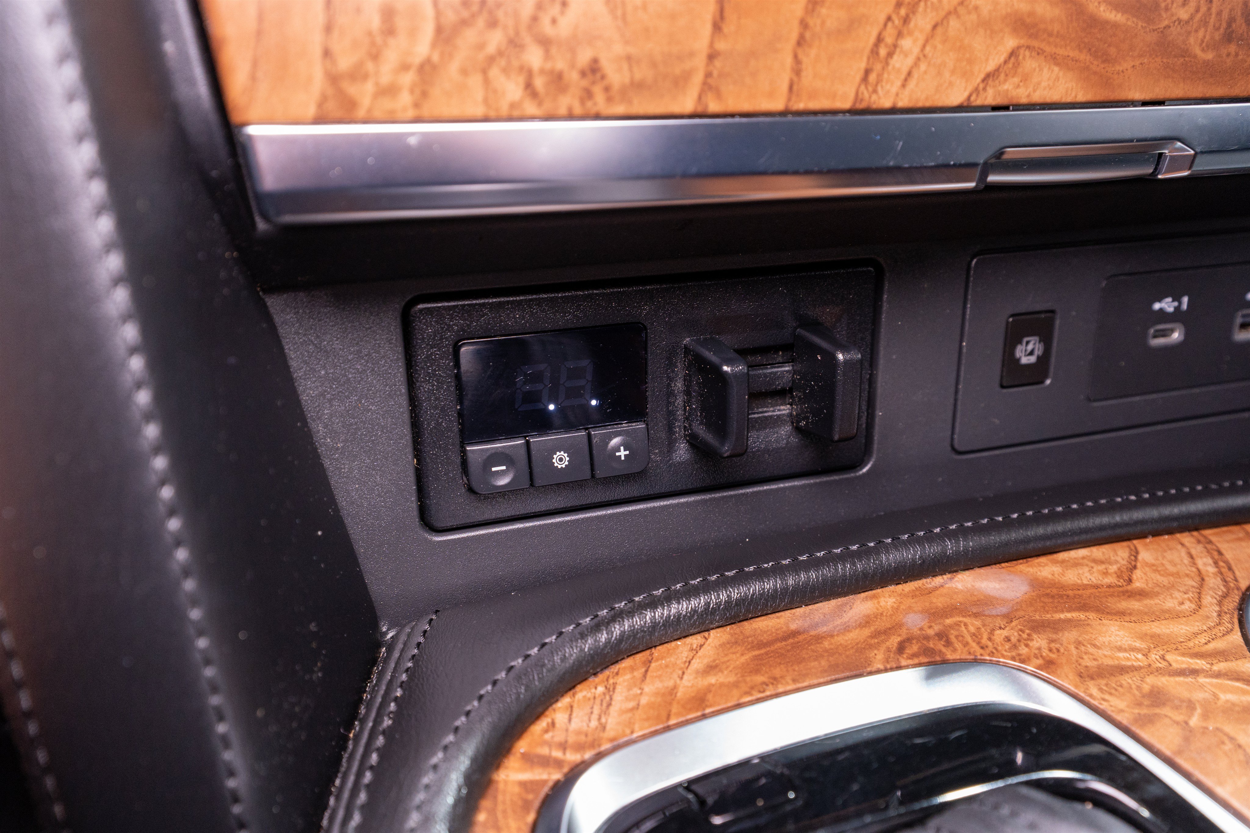 Used 2022 Nissan Armada SL w/ Captain's Chairs Package RWD image 23