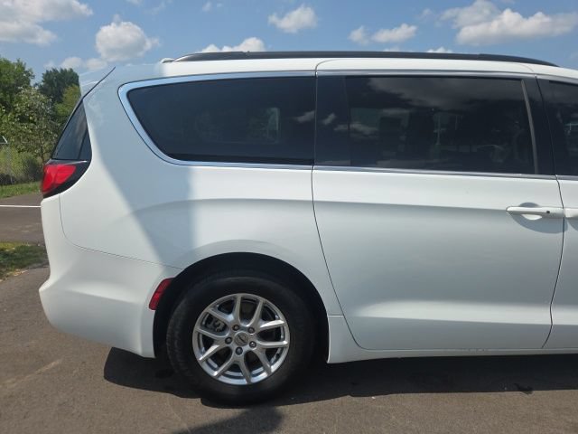 Used 2022 Chrysler Pacifica Touring-L FWD image 7