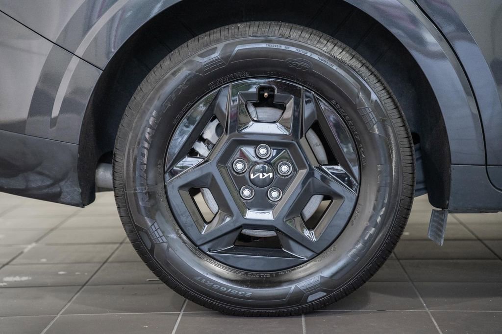 Used 2025 Kia Carnival FWD image 19