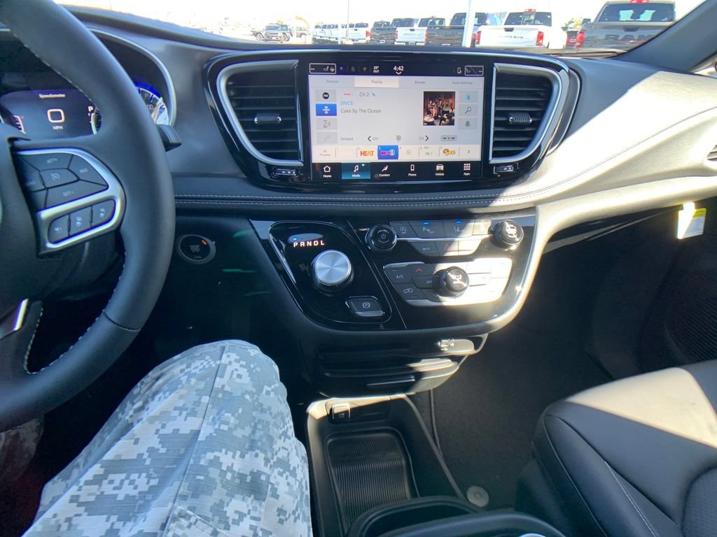 New 2026 Chrysler Pacifica Select AWD/4WD image 18