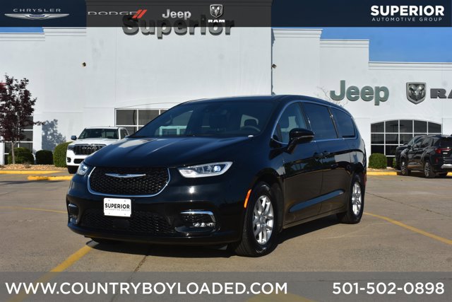 Used 2025 Chrysler Pacifica Select