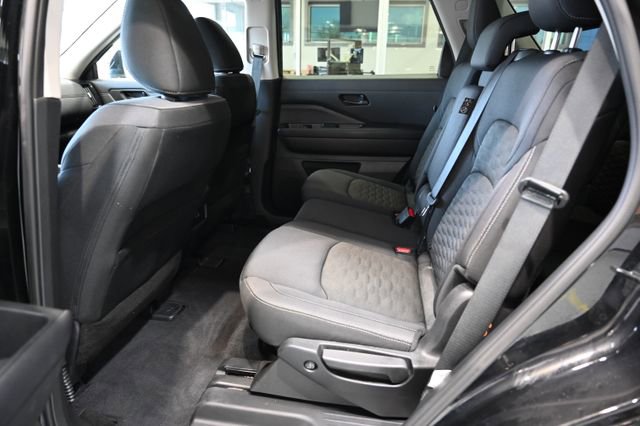 Used 2025 Nissan Pathfinder SV image 11