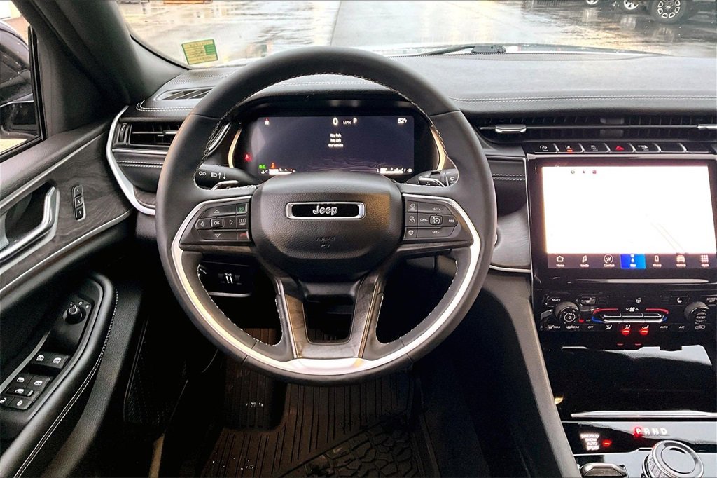 Used 2025 Jeep Grand Cherokee Limited w/ Black Appearance Package image 5