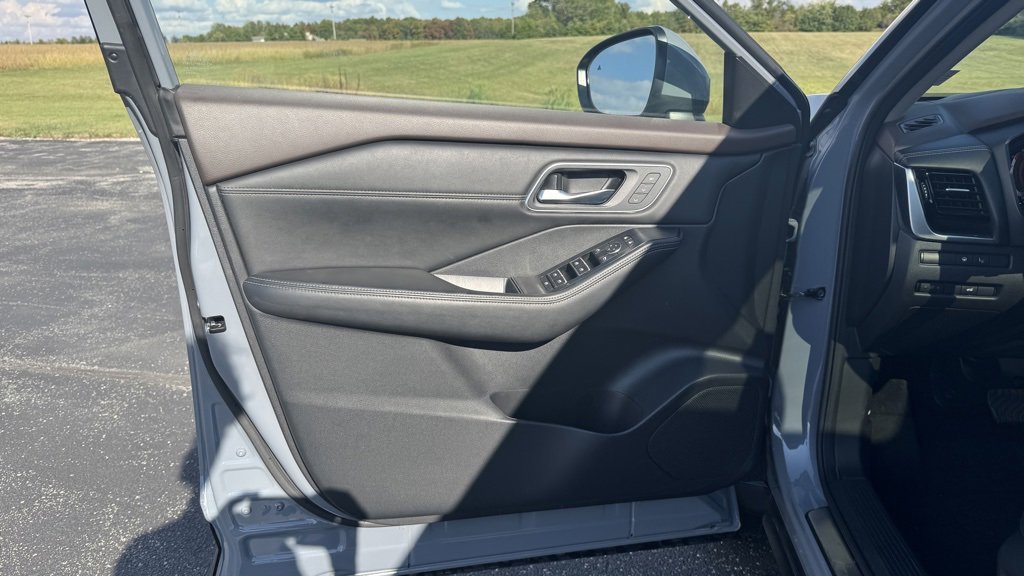 Used 2022 Nissan Rogue Platinum w/ Head-Up Display Package image 9