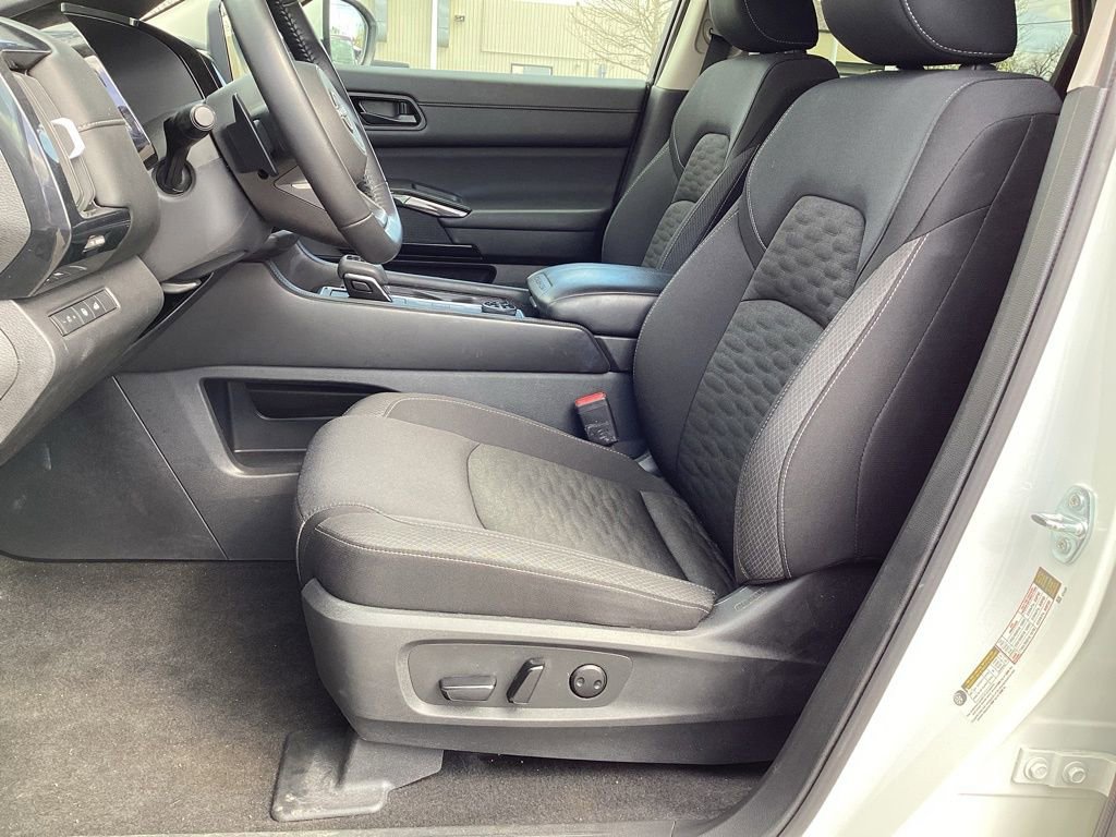 Used 2025 Nissan Pathfinder SV AWD/4WD image 18
