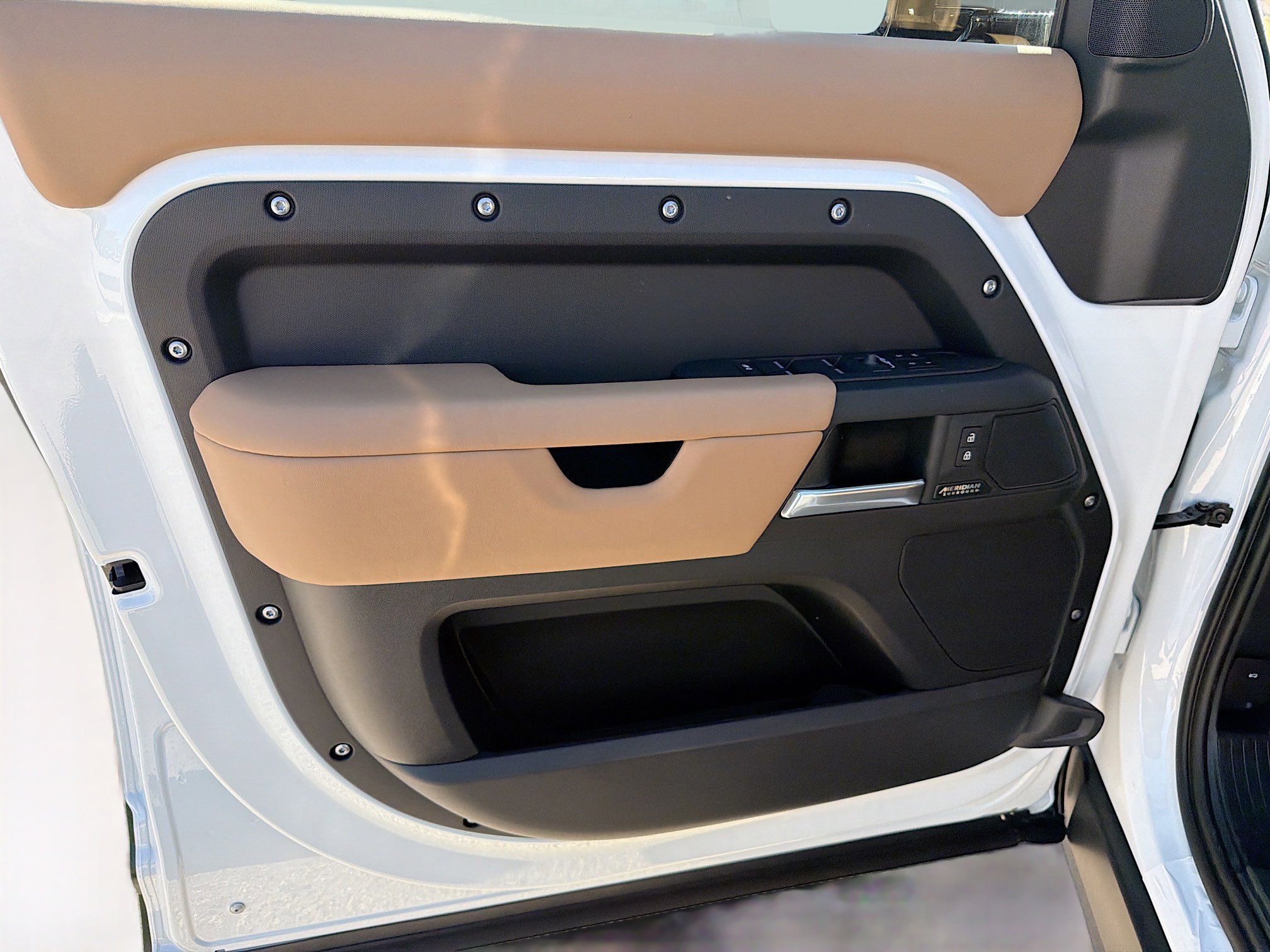 New 2026 Land Rover Defender 110 X-Dynamic SE image 21