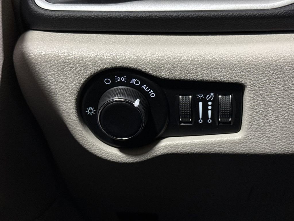 Used 2022 Chrysler Voyager LX image 18