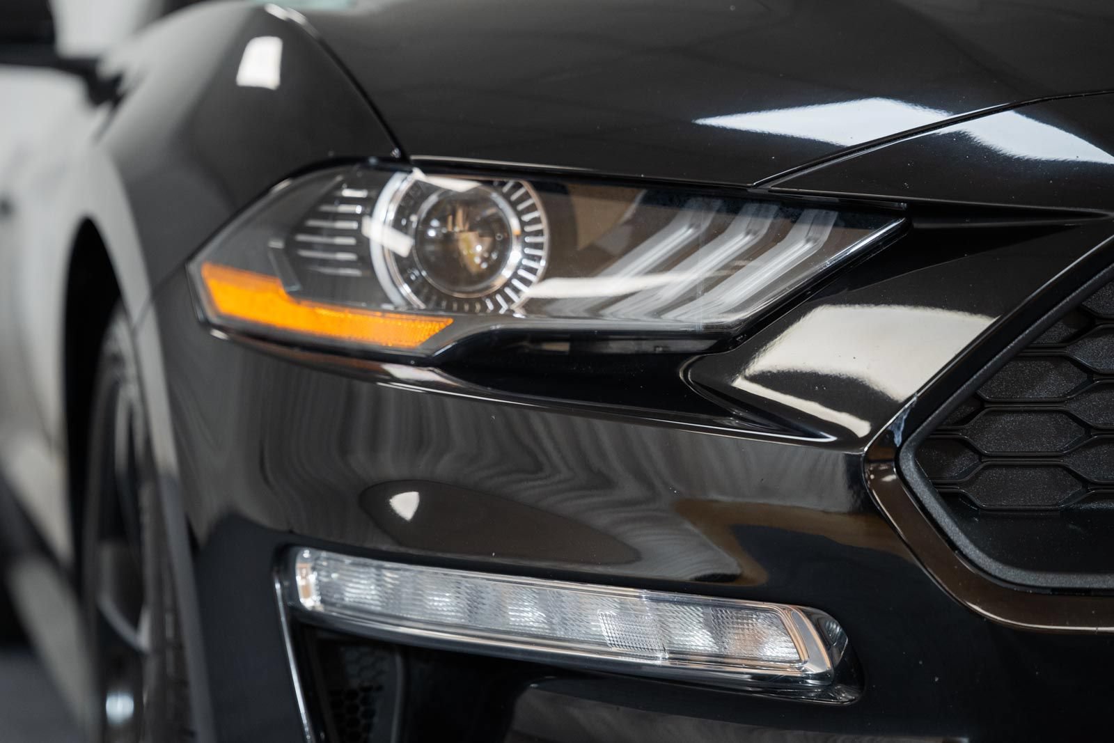 Used 2018 Ford Mustang Coupe RWD image 13