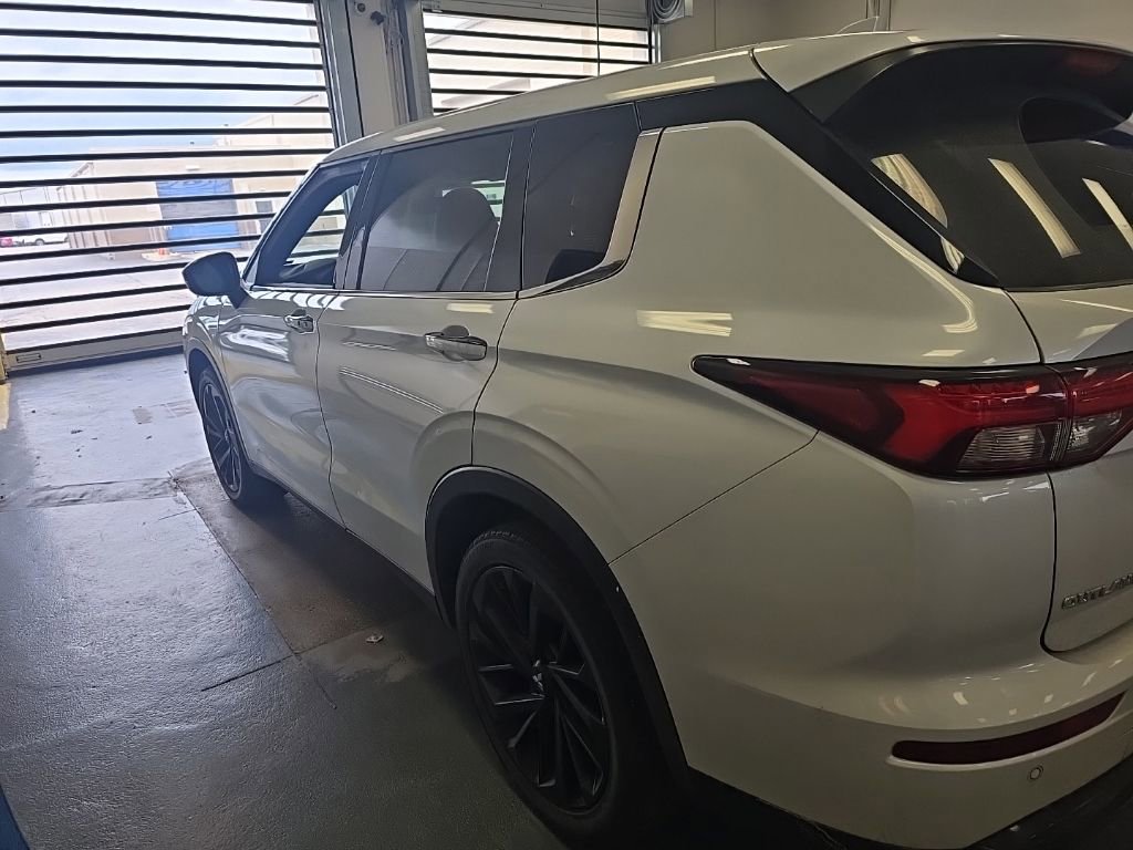 Used 2023 Mitsubishi Outlander SE Black Edition AWD/4WD image 6
