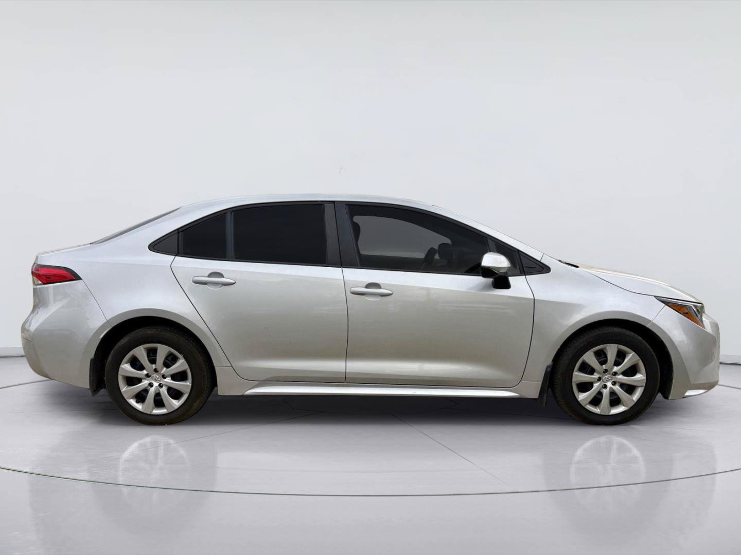 Used 2025 Toyota Corolla LE FWD image 2