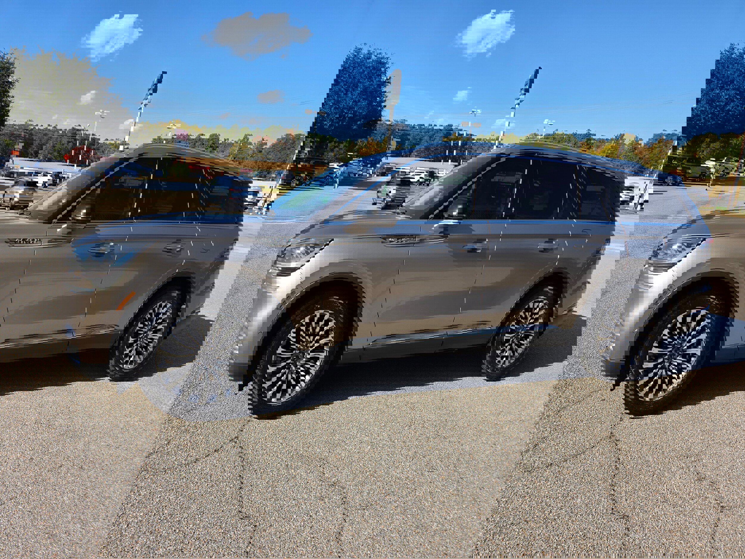 Used 2020 Lincoln Aviator Reserve w/ Elements Package Plus image 3