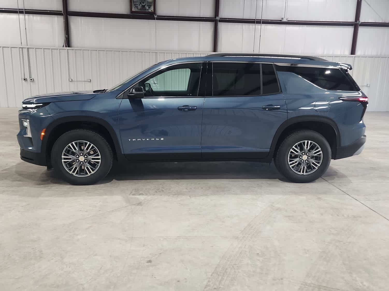 Used 2025 Chevrolet Traverse LT FWD image 2