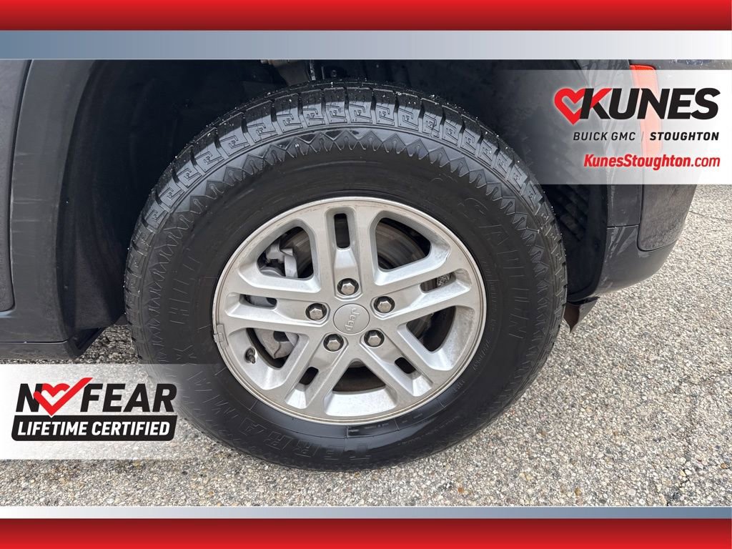 Used 2024 Jeep Grand Cherokee Laredo image 14