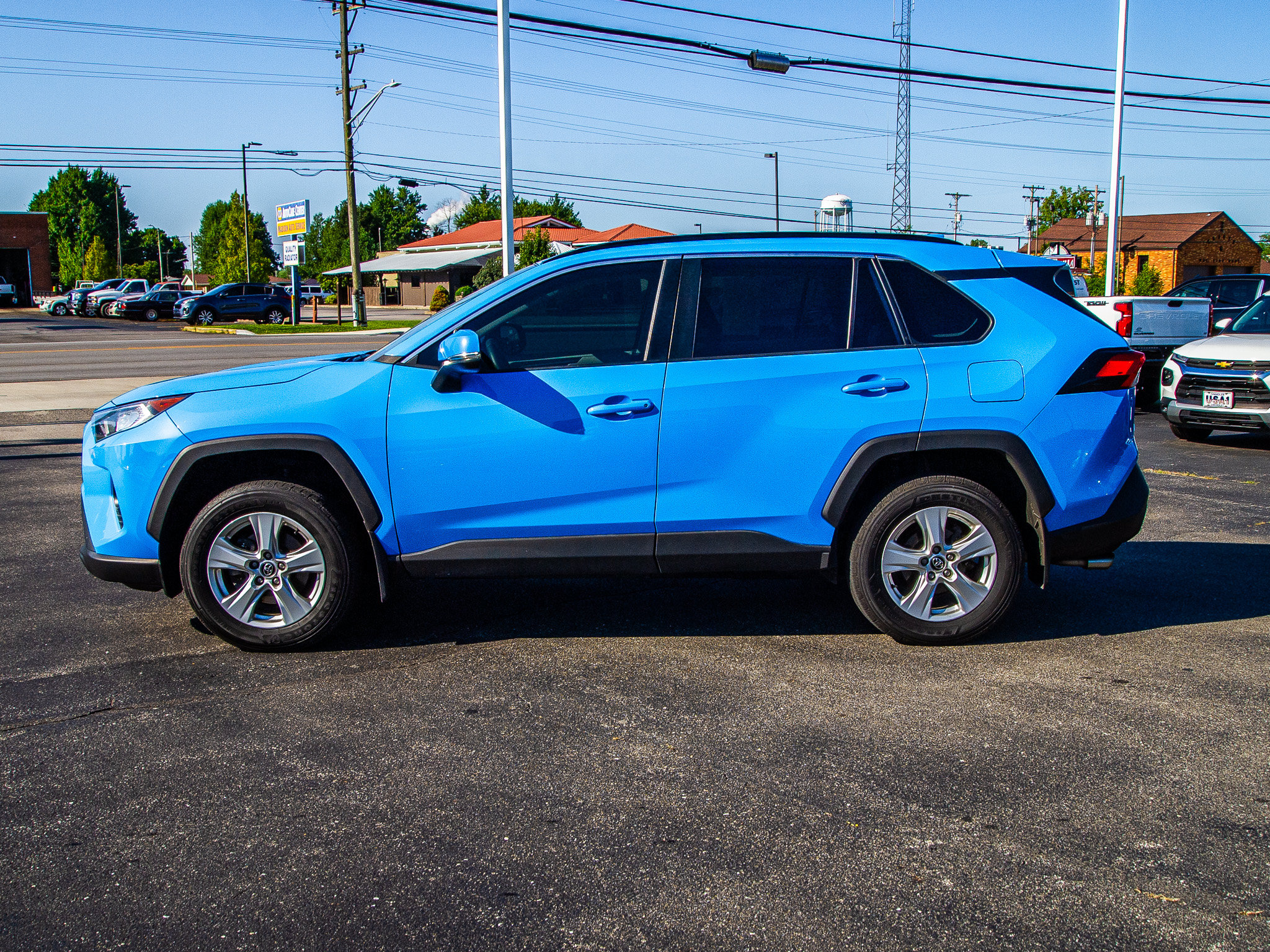 Used 2020 Toyota RAV4 XLE w/ XLE Grade Weather Package AWD/4WD image 4