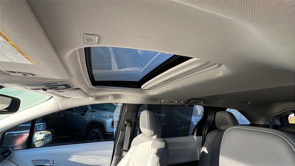 Used 2025 Toyota Sienna XLE image 15