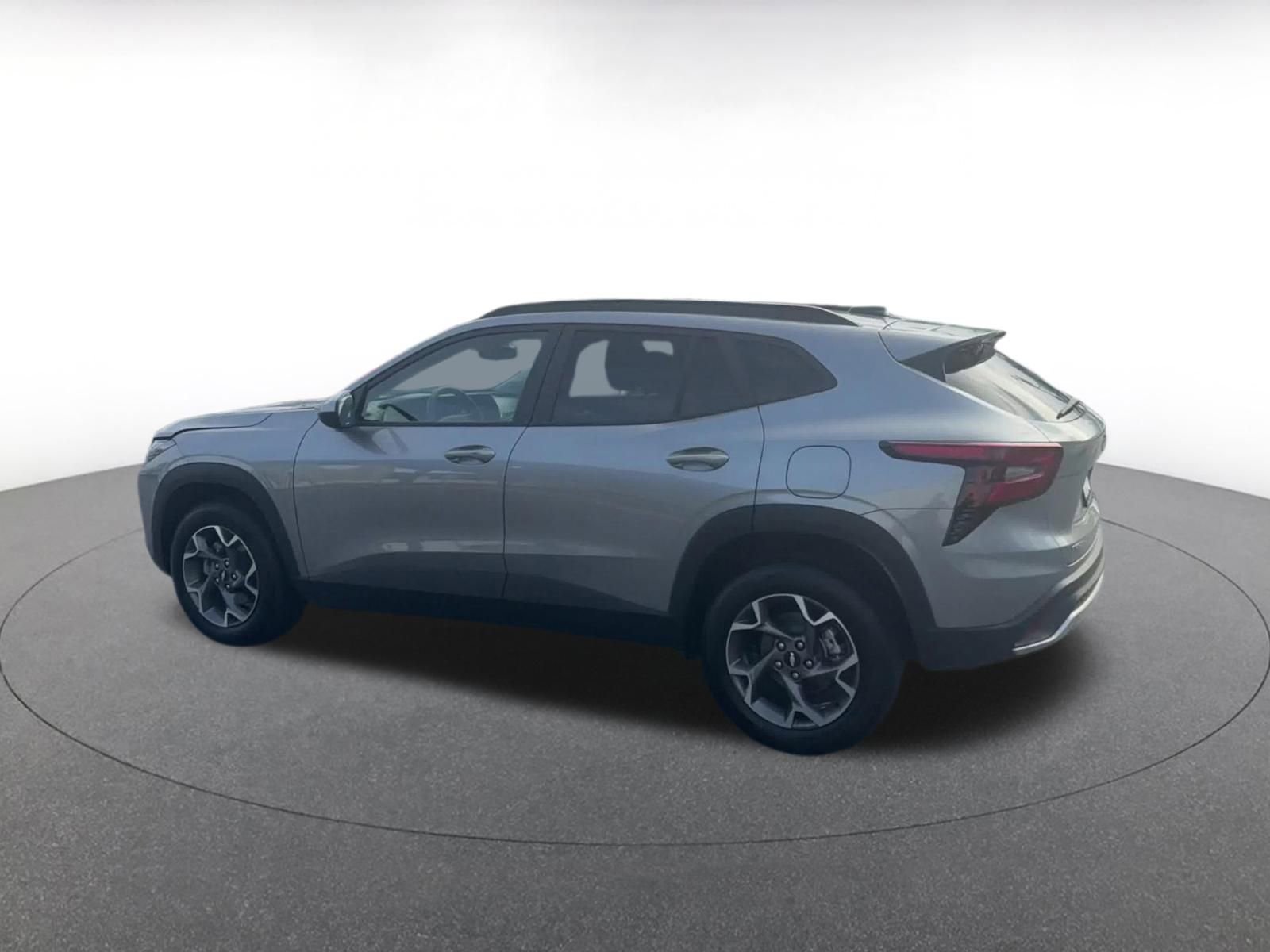 Used 2025 Chevrolet Trax LT w/ LT Convenience Package image 9