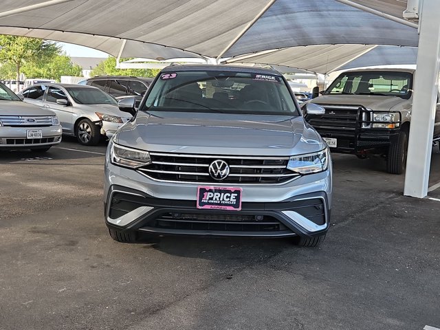 Used 2023 Volkswagen Tiguan SE w/ Panoramic Sunroof Package FWD image 2