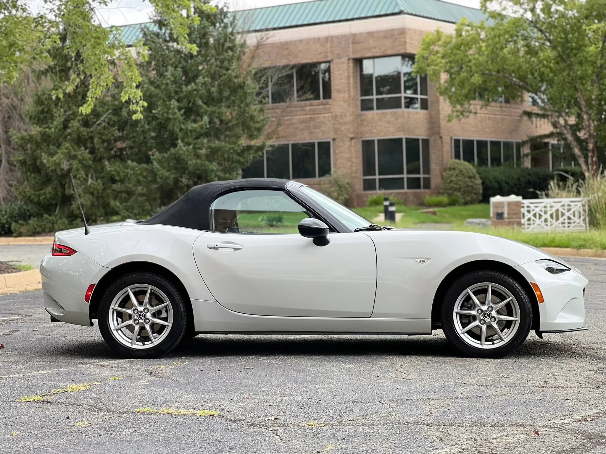 Used 2016 MAZDA MX-5 Miata Sport RWD image 6