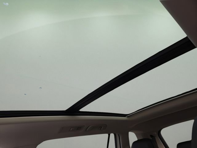 Used 2023 Volkswagen Tiguan SE w/ Panoramic Sunroof Package image 26