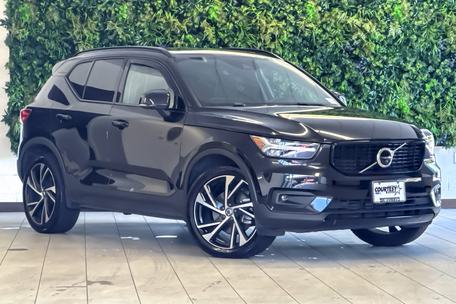Used 2022 Volvo XC40 T5 R-Design w/ Advanced Package AWD/4WD image 2