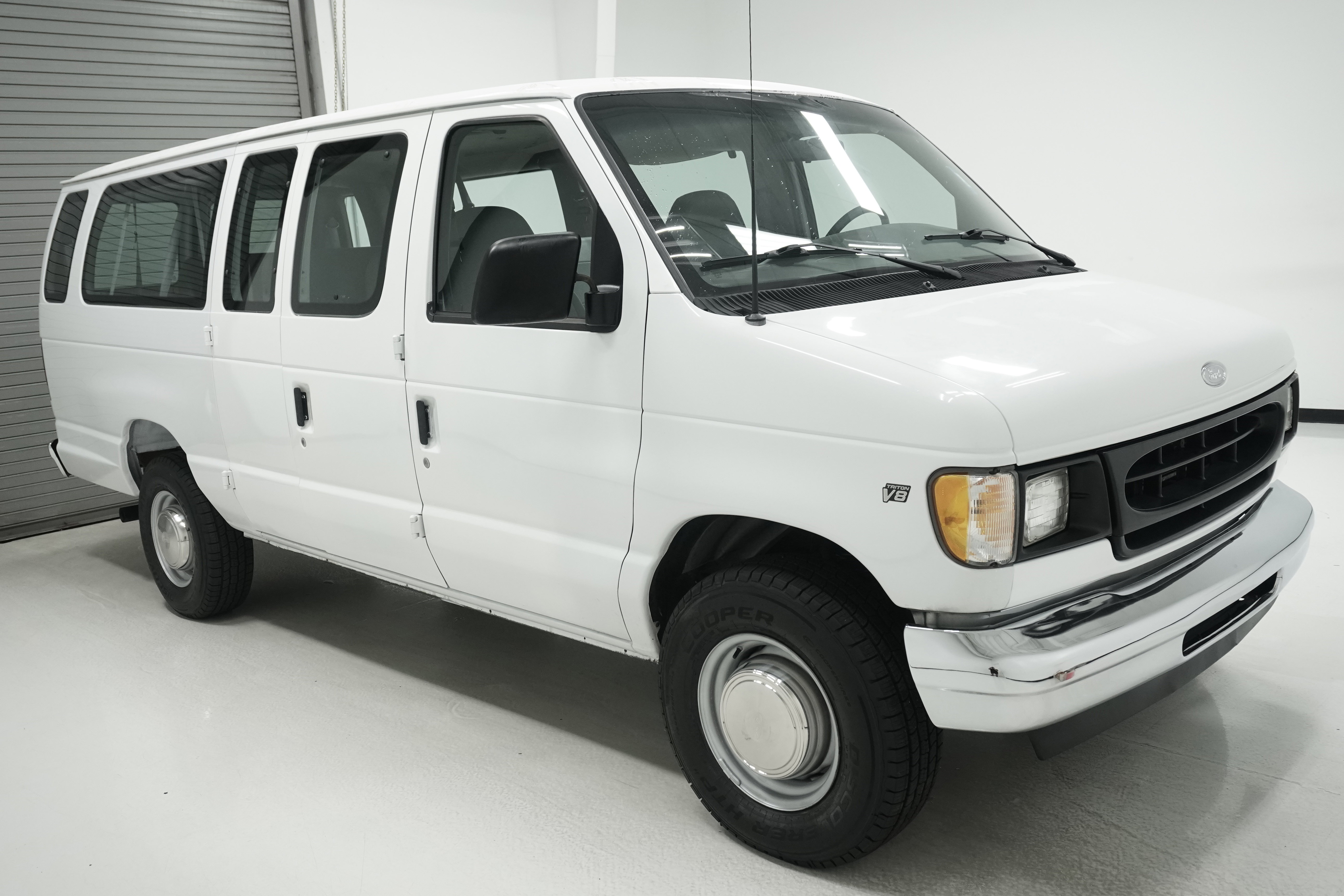 Used 2002 Ford E-350 and Econoline 350 XL image 3