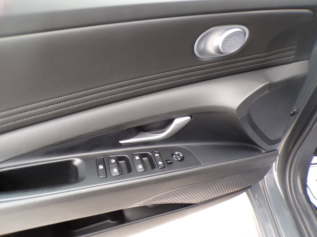 Certified 2025 Hyundai Elantra SEL FWD image 21