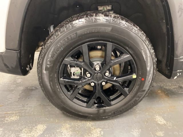 Used 2026 Jeep Grand Cherokee Laredo AWD/4WD image 35