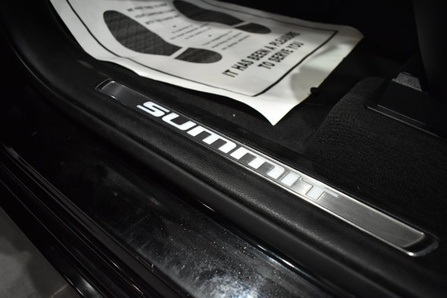 Used 2022 Jeep Grand Cherokee Summit w/ Luxury Tech Group V image 37