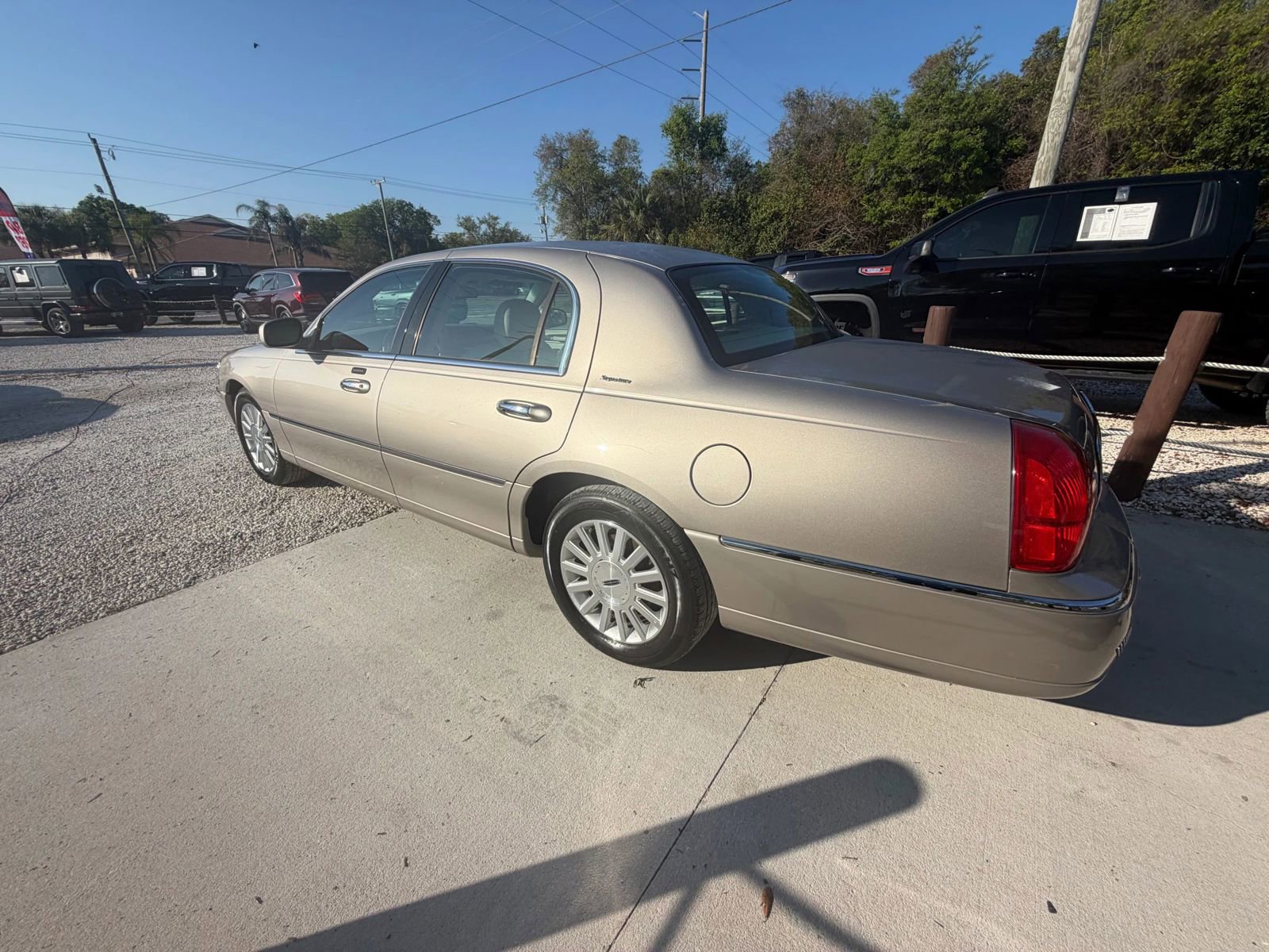 Used 2003 Lincoln Town Car Signature image 5