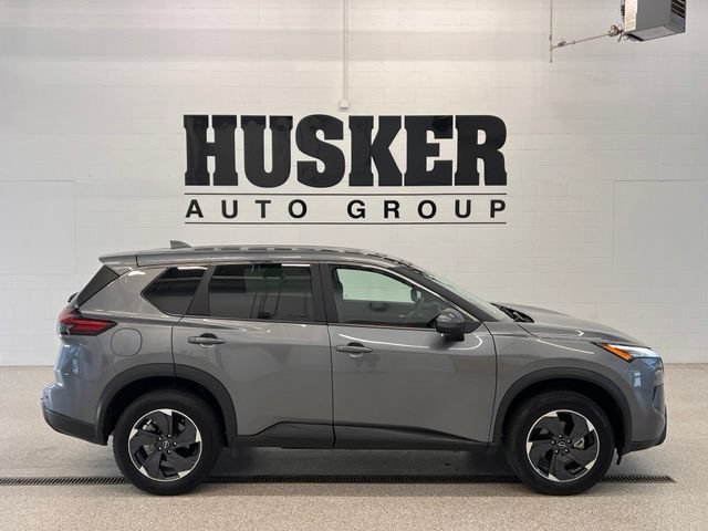 Used 2025 Nissan Rogue SV AWD/4WD image 2