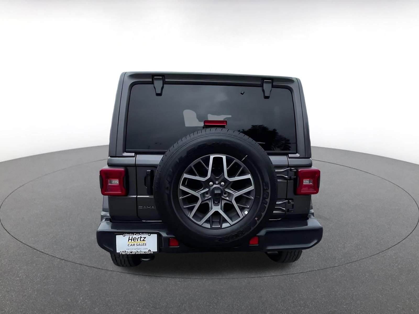 Used 2025 Jeep Wrangler Sahara image 12