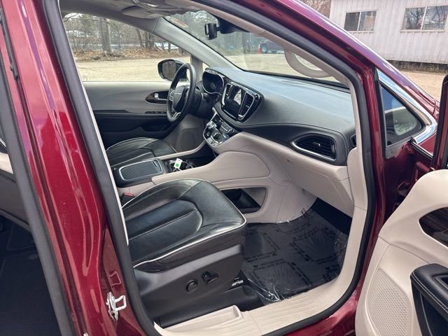 Used 2023 Chrysler Pacifica Limited FWD image 14