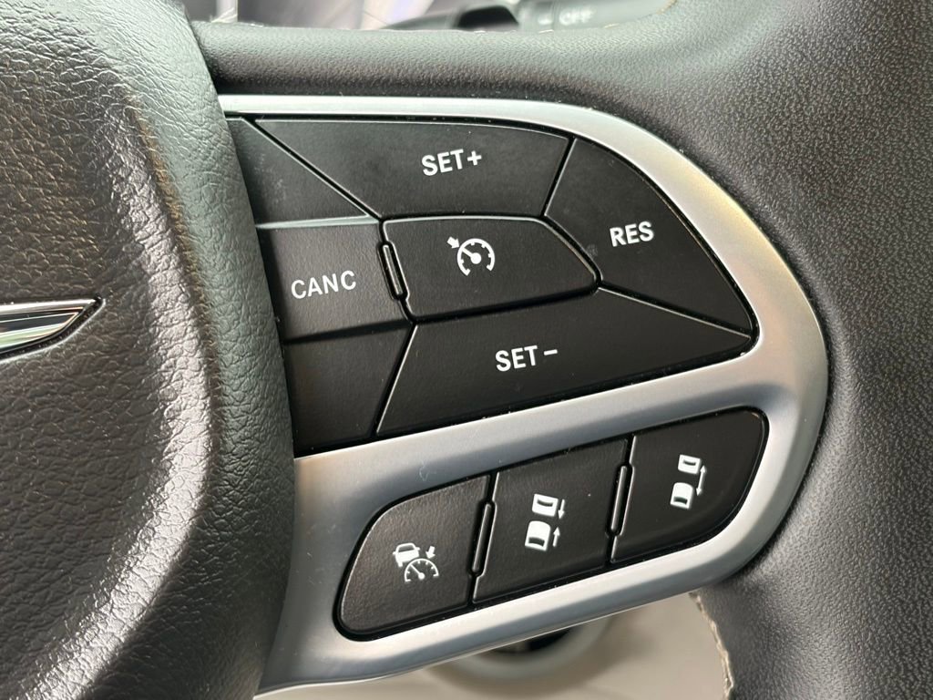 Used 2024 Chrysler Pacifica Touring-L image 11