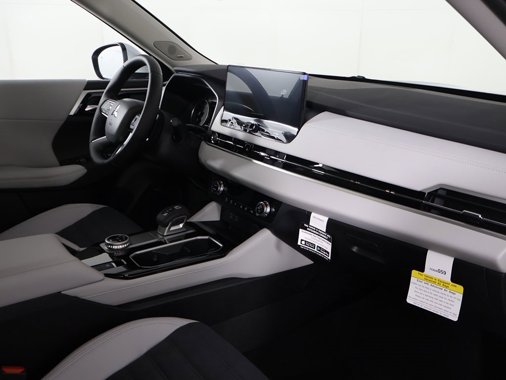 New 2025 Mitsubishi Outlander SE image 30