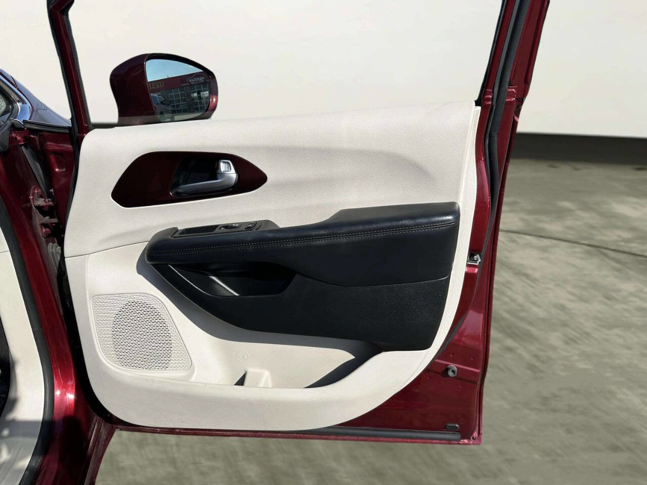 Used 2017 Chrysler Pacifica Limited w/ UConnect Theater Package image 24