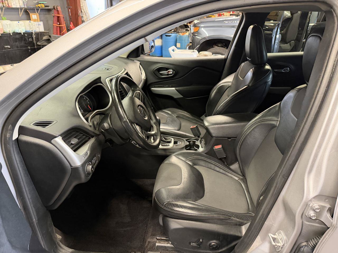 Used 2018 Jeep Cherokee Latitude Plus w/ Comfort/Convenience Group AWD/4WD image 12