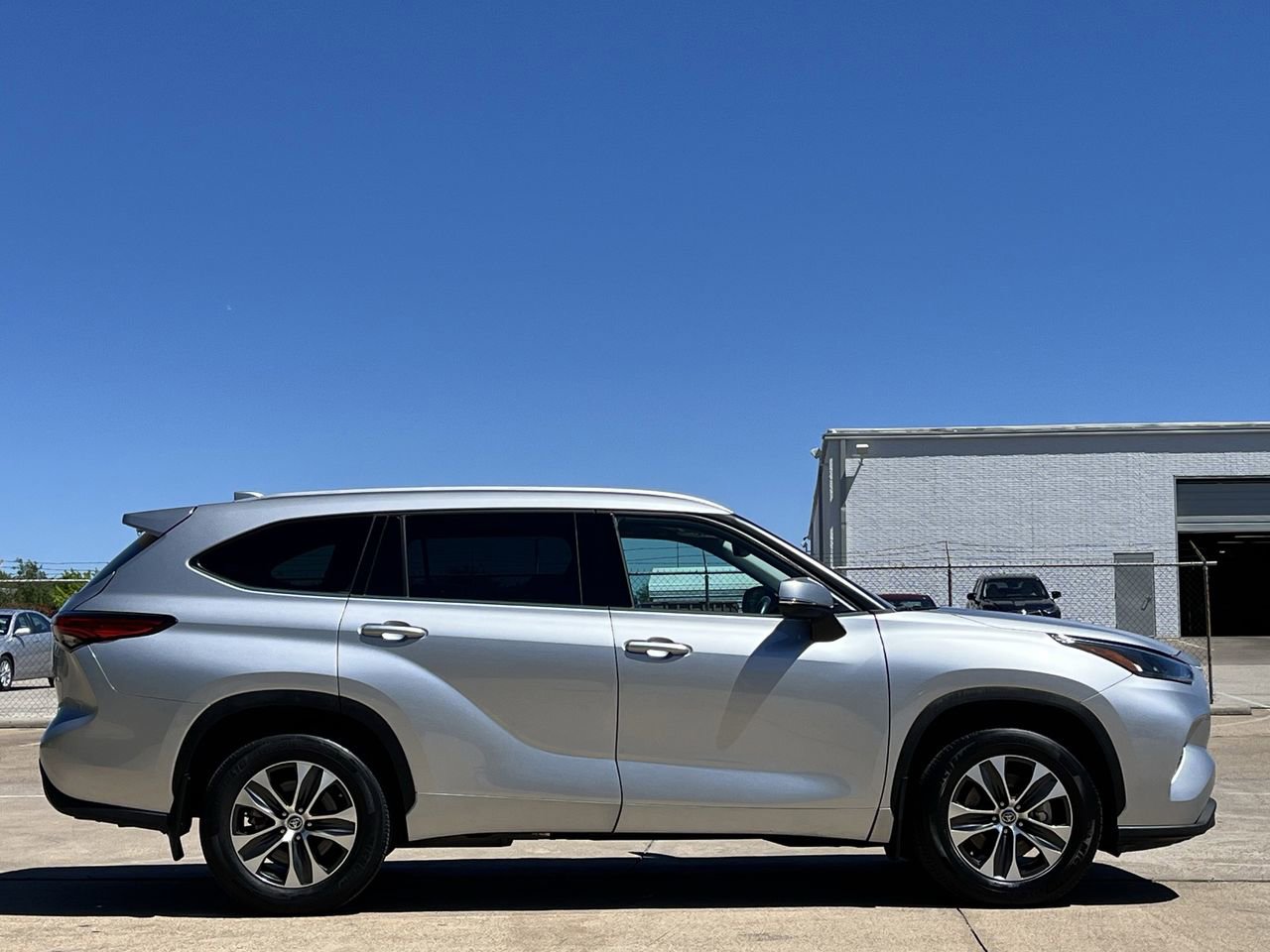 Used 2022 Toyota Highlander XLE image 3