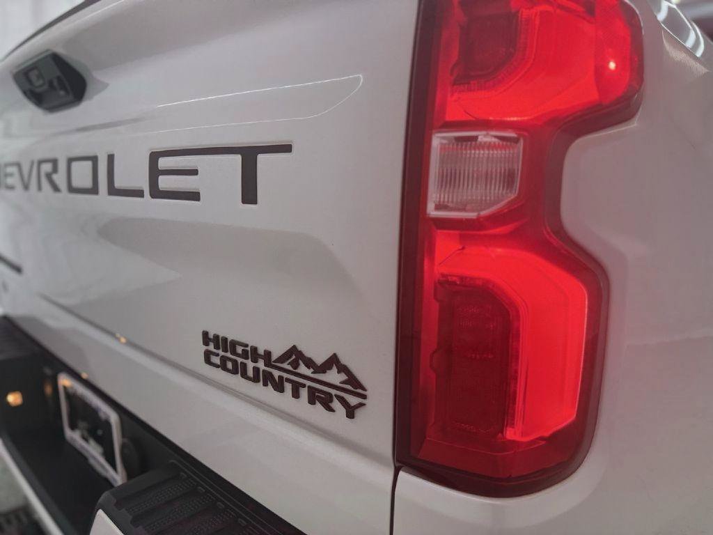 Used 2022 Chevrolet Silverado 1500 High Country w/ High Country Premium Package AWD/4WD image 37
