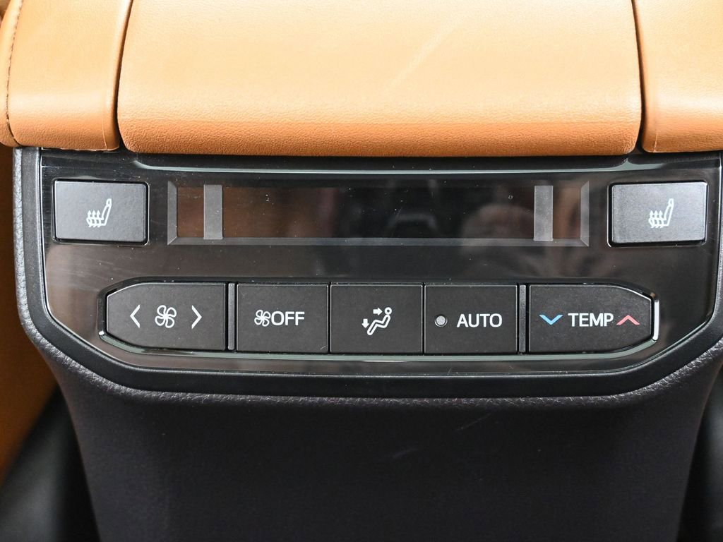 Certified 2025 Toyota Highlander Platinum image 38