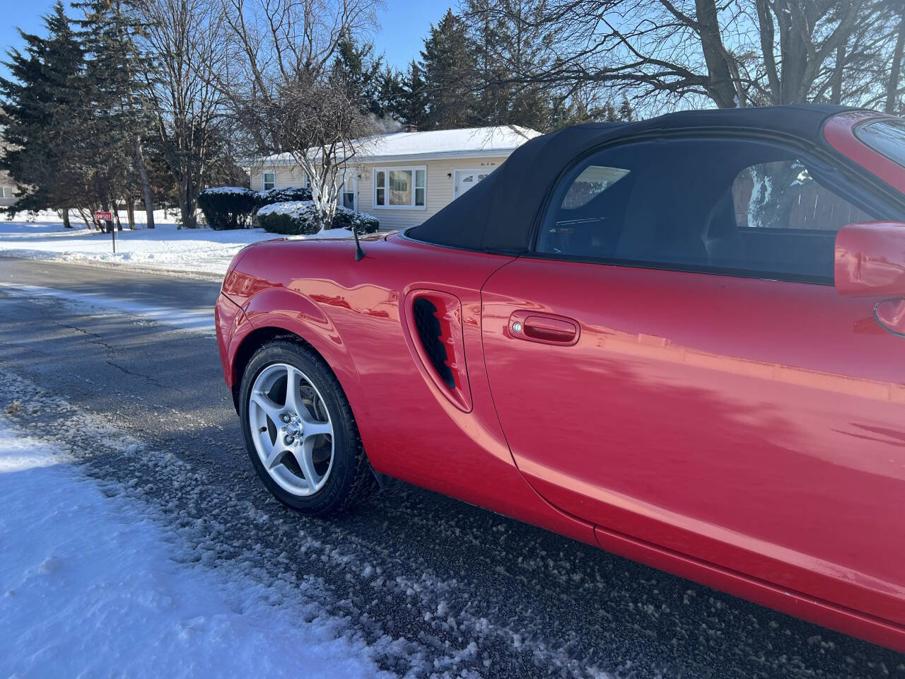 Used 2003 Toyota MR2 Base 2dr Convertible image 12