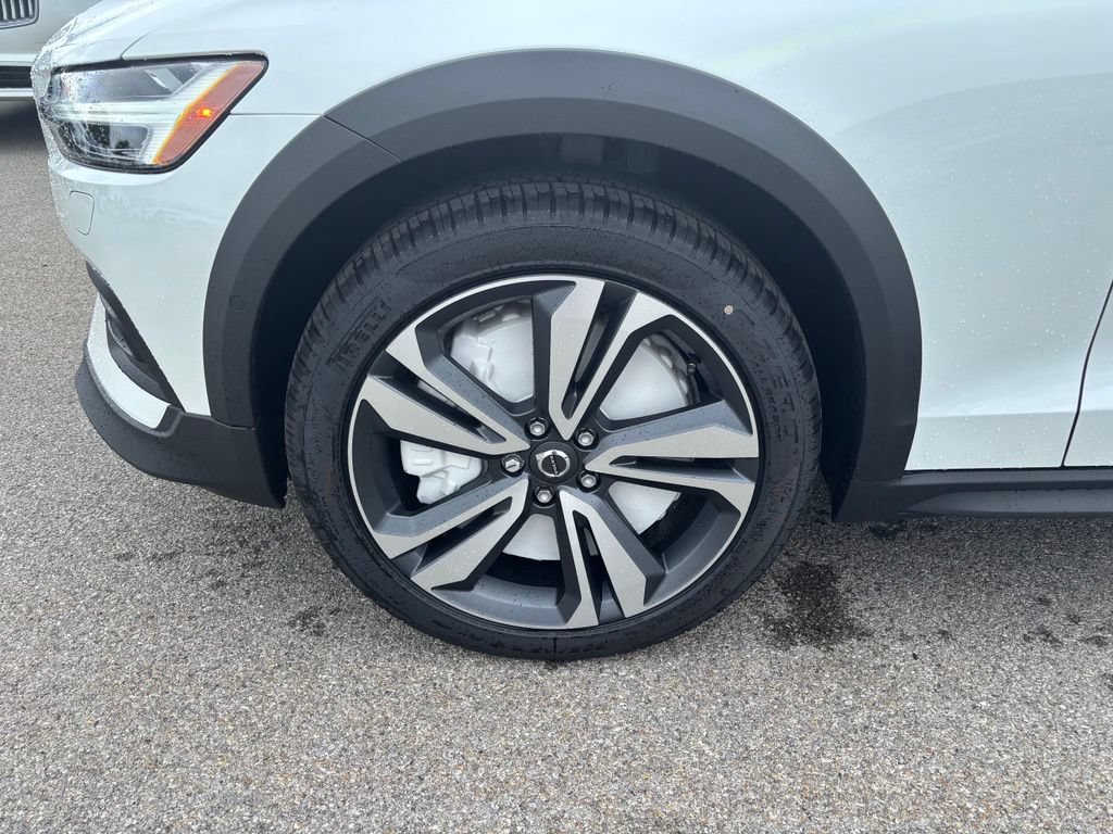 New 2026 Volvo V60 B5 Cross Country Plus w/ Protection Package Premier AWD/4WD image 9