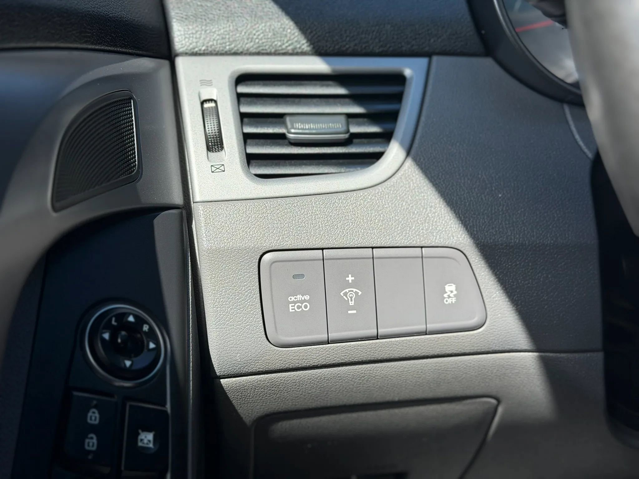 Used 2015 Hyundai Elantra SE image 28