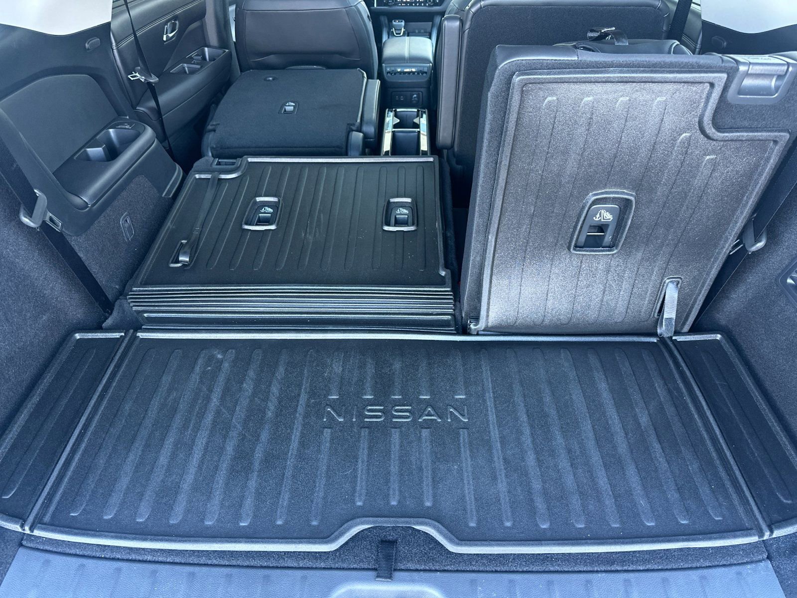 Used 2025 Nissan Pathfinder Platinum image 17