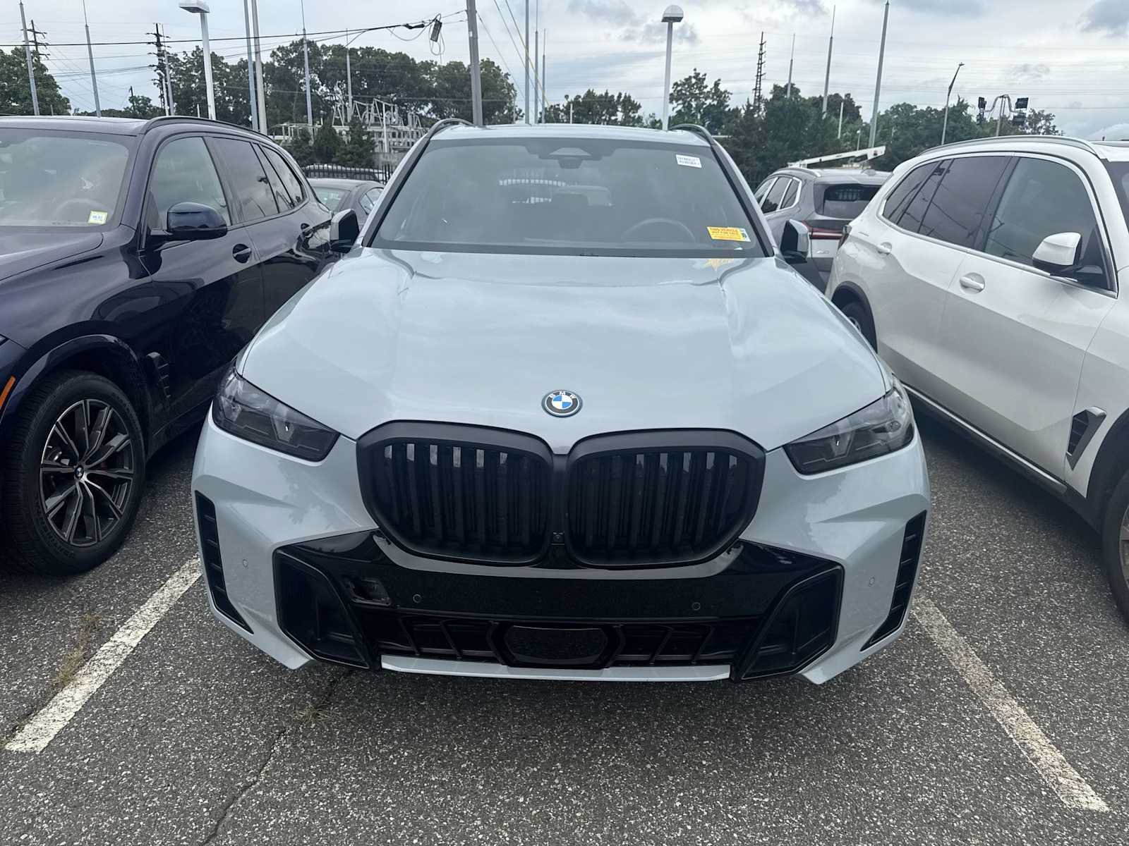Used 2025 BMW X5 xDrive50e w/ M Sport Package AWD/4WD image 3